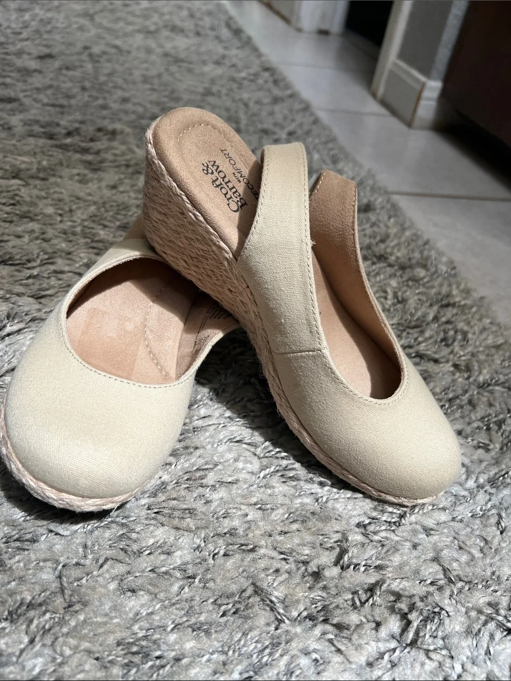Croft and Barrow Cream Espadrille Wedge Slip-On Sandals, brand new!